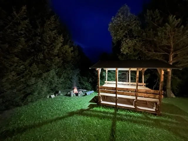 Altana z ogniskiem — Park Gwiezdnego Nieba „Bieszczady" — i domki, które w nim stoją, Bukowiec w Bieszczadach